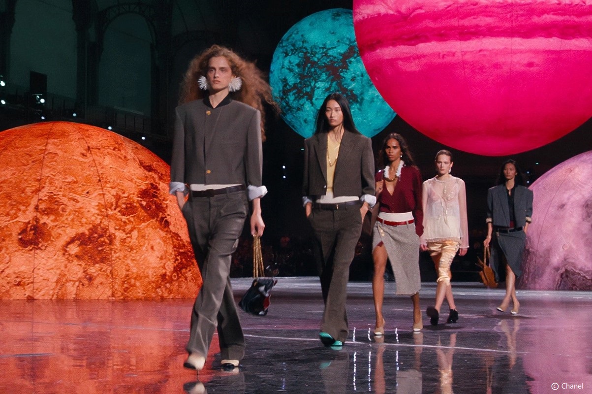Matthieu Blazy présente son premier défilé Chanel